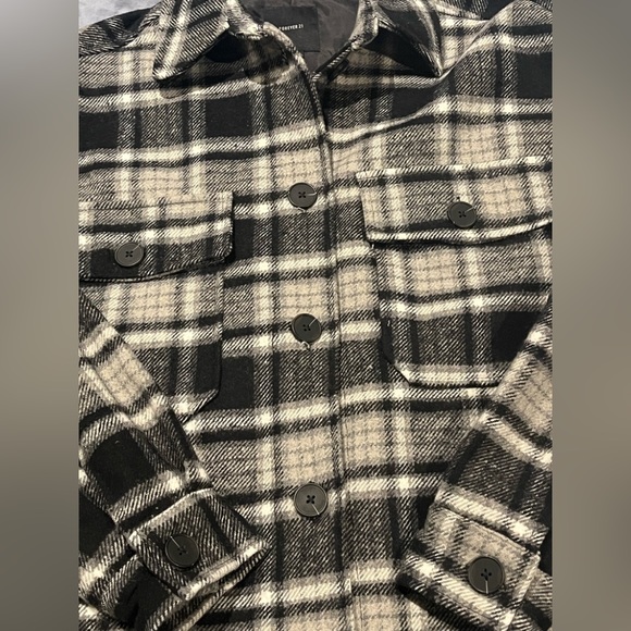 Women’s plaid lined shacket from Forever 21 - Picture 4 of 8